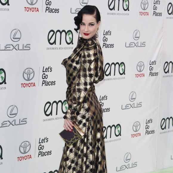 Dita Von Teese - 25ème EMA Awards aux Studios Warner Bros à Burbank le 24 octobre 2015.