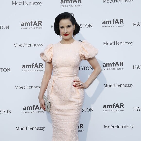 Dita Von Teese - Photocall de l'amfAR au Pavillon Ledoyen lors de la fashion week Haute-Couture à Paris, le 5 juillet 2015.