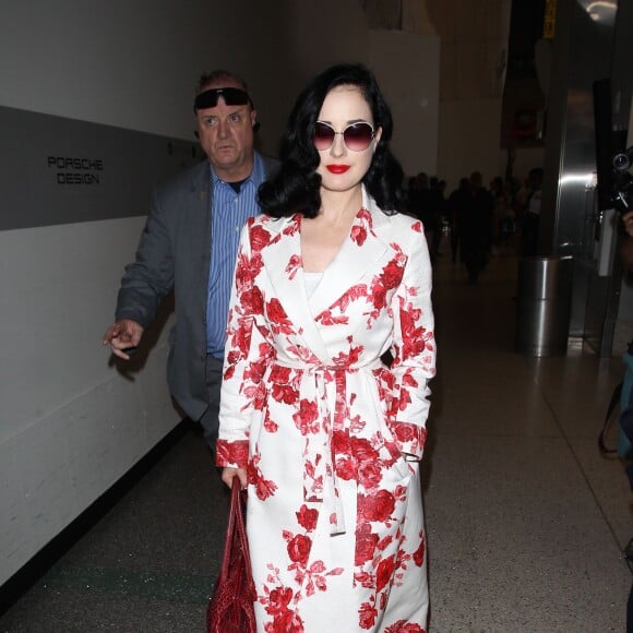 Dita Von Teese prend un vol à l'aéroport de Los Angeles, le 3 juillet 2015.