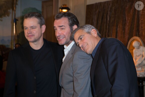 Matt Damon, Jean Dujardin et George Clooney lors du photocall du film "Monuments Men" à l'hôtel Bristol à Paris le 12 février 2014