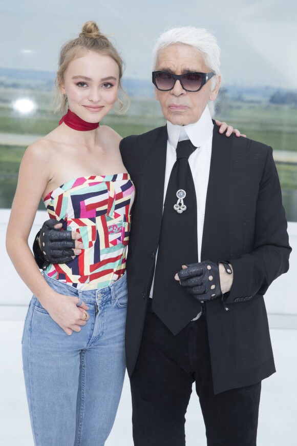 Lily-Rose Depp et Karl Lagerfeld - Backstage lors du défilé de mode "Chanel", collection prêt-à-porter printemps-été 2016, au Grand Palais à Paris. Le 6 Octobre 2015