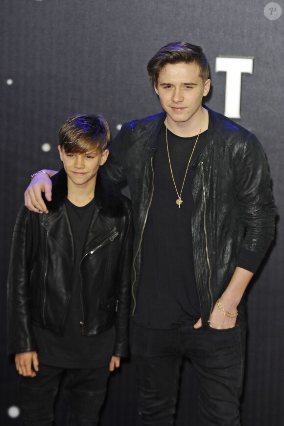 Romeo Beckham et son frère Brooklyn Beckham - People à la première de "Star Wars: Le réveil de la Force" à Odeon Leicester Square à Londres le 16 décembre 2015