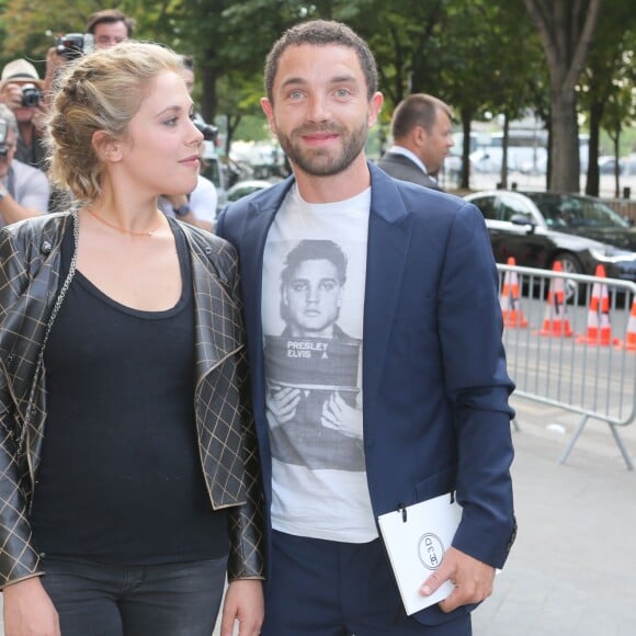 Alysson Paradis (enceinte) et son compagnon Guillaume Gouix - Arrivées au défilé de mode "Chanel", collection Haute-Couture automne-hiver 2015/2016, au Grand Palais à Paris le 7 juillet 2015