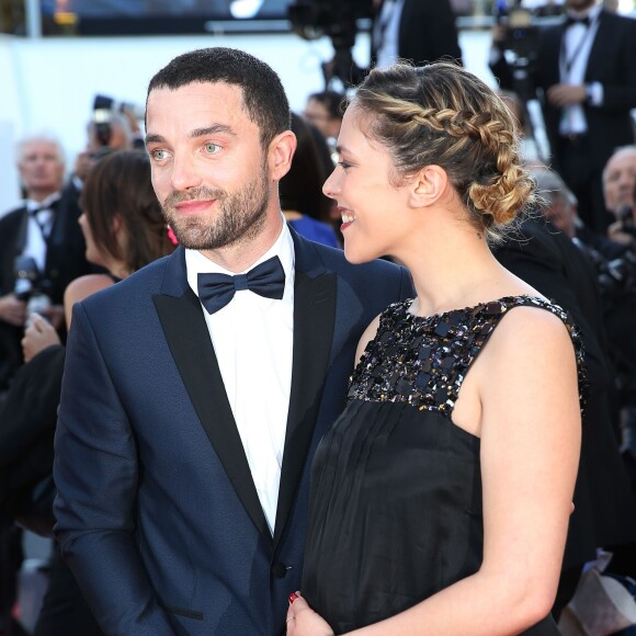 Alysson Paradis enceinte et son compagnon Guillaume Gouix lors du 68e Festival International du Film de Cannes, le 18 mai 2015.