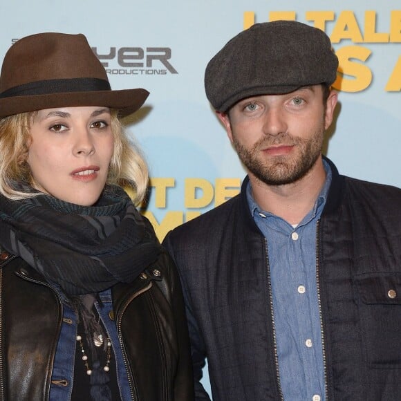 Alysson Paradis (enceinte) et son compagnon Guillaume Gouix - Avant-première du film "Le talent de mes amis" au théâtre Bobino à Paris le 4 mai 2015.