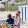 L'actrice Jaime King à la plage avec son mari Kyle Newman et son fils James à Miami le 12 décembre 2015. © CPA/Bestimage