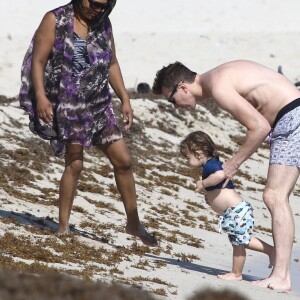 L'actrice Jaime King à la plage avec son mari Kyle Newman et son fils James à Miami le 12 décembre 2015. © CPA/Bestimage