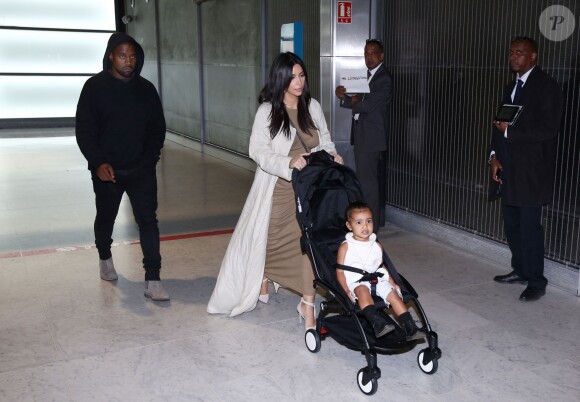 Kanye West, Kim Kardashian et leur fille North arrivent à l'aéroport de Roissy Charles-de-Gaulle à Paris. Le 14 avril 2015