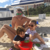 Jaime King, son mari Kyle Newman et leur fils James Knight à la plage à Miami / photo postée sur Instagram au mois de décembre 2015.