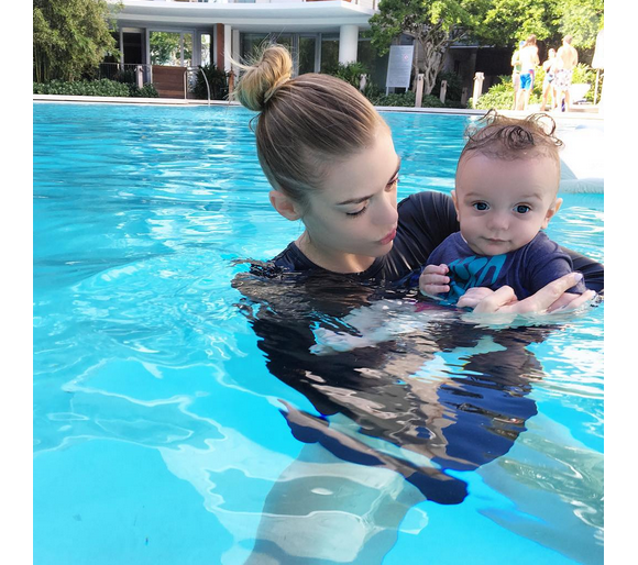 Jaime King et son fils Leo Thames profite de la piscine à Miami / photo postée sur Instagram au mois de décembre 2015.