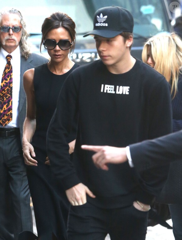 Victoria Beckham arrive aux studios de ABC accompagnée de son fils Brooklyn à New York le 9 novembre 2015