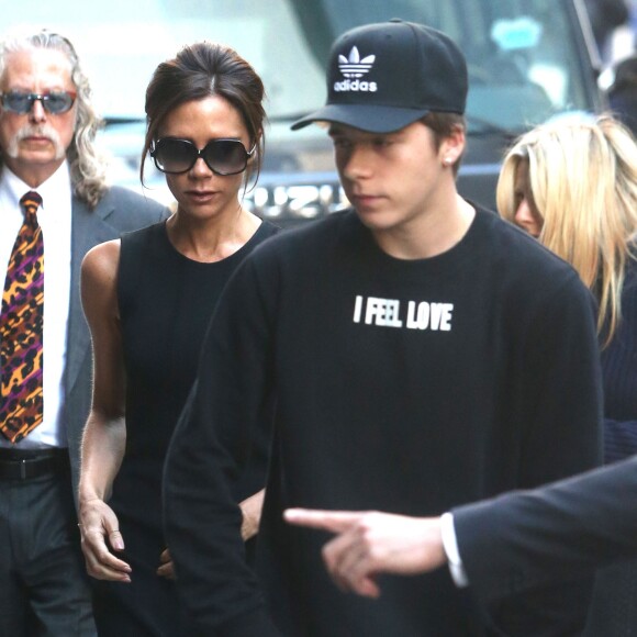 Victoria Beckham arrive aux studios de ABC accompagnée de son fils Brooklyn à New York le 9 novembre 2015