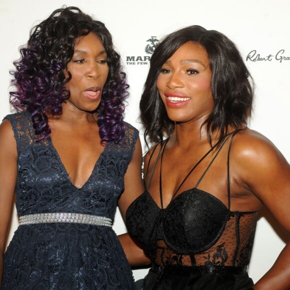 Venus Williams et Serena Williams lors de la soirée des Sports Illustrated Sportsperson of the Year Awards au Pier Sixty du Chelsea Piers à New York, le 15 décembre 2015