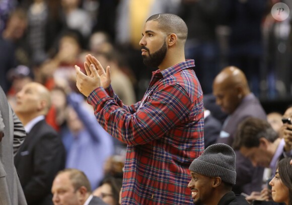 Drake lors du match de NBA Toronto Raptors vs. Cleveland Cavaliers à l'Air Canada Centre. Toronto, le 25 novembre 2015.
