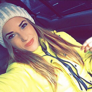 Capucine Anav en route pour NRJ12 le 15 décembre 2015.