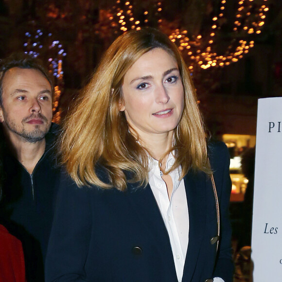 Julie Gayet arrive à la première du film"Cafard" au Publicis Cinémas à Paris le 7 décembre 2015.