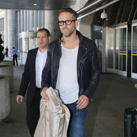 Ryan Reynolds arrive à l'aéroport de Toronto, le 16 septembre 2015