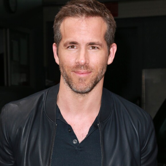 Ryan Reynolds sort d' un building à New York Le 06 Juillet 2015
