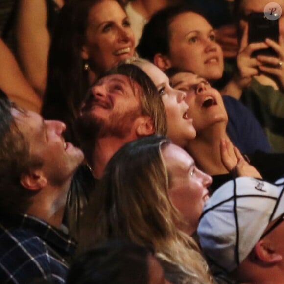 Sean Penn, Amy Schumer et Jeanne Tripplehorn assistent au concert de Madonna à Vancouver au Canada, le 15 octobre 2015