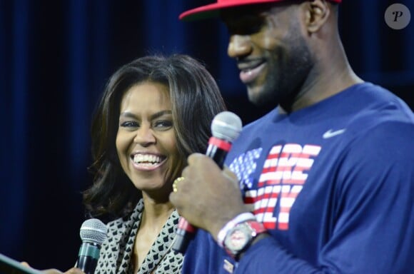 Michelle Obama et LeBron James lors d'un événdement de la LeBron James Family Foundation à la James A. Rhodes Arena de l'université d'Akron le 21 octobre 2015