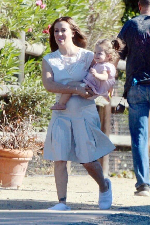 Exclusif - Alyssa Milano se promène avec sa fille Elizabella sur le tournage d'un spot publicitaire pour Atkins à Los Angeles. Le 19 novembre 2015