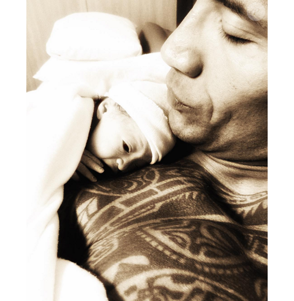 Dwayne Johnson poste la première photo de sa fille Jasmine (photo postée le 20 décembre 2015).