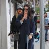 Kendall Jenner fait du shopping à Malibu, vêtue d'un manteau bleu marine, d'un pull gris, d'un jean RE/DONE et de baskets adidas Originals (modèle Stan Smith). Le mannequin de 20 ans porte également un sac Céline. Le 19 décembre 2015.