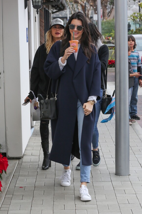 Kendall Jenner fait du shopping à Malibu, vêtue d'un manteau bleu marine, d'un pull gris, d'un jean RE/DONE et de baskets adidas Originals (modèle Stan Smith). Le mannequin de 20 ans porte également un sac Céline. Le 19 décembre 2015.