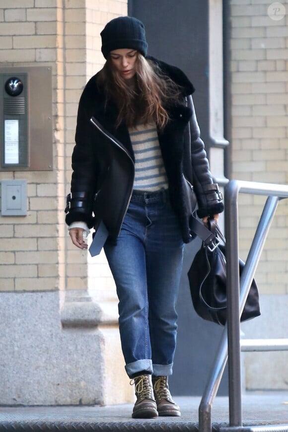 Keira Knightley quitte son appartement à New York, dans son shearling Acne Studios et chaussée de bottines Dr Martens. L'actrice tient à la main un sac Givenchy. Le 19 décembre 2015.