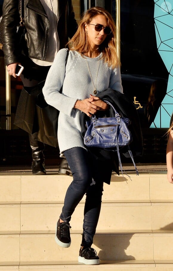 Jessica Alba quitte le centre commercial Barneys New York à Beverly Hills. Elle porte des lunettes de soleil Elizabeth and James (modèle Watts), tient à la main un sac Balenciaga et est chaussée de Creeper de Puma (by Rihanna). Le 20 décembre 2015.