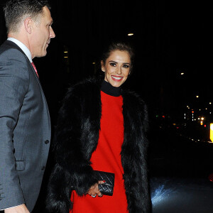 Cheryl Fernandez-Versini arrive au restaurant Sexy Fish à Londres, habillée d'un manteau en fausse fourrure By Marlene Birger, d'une robe en laine Victoria Victoria Beckham et de bottes Givenchy. La chanteuse tient à la main une pochette en cuir matelassé Chanel. Le 21 décembre 2015.