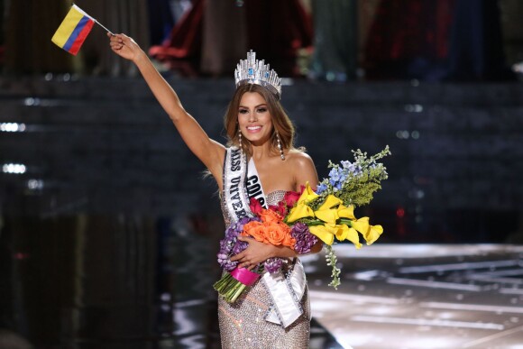 Miss Colombie, Ariadna Gutierrez-Arevalo couronnée par erreur Miss Univers 2015le soir de l'élection organisée au Planet Hollywood Resort & Casino de Las Vegas, le 20 décembre 2015.