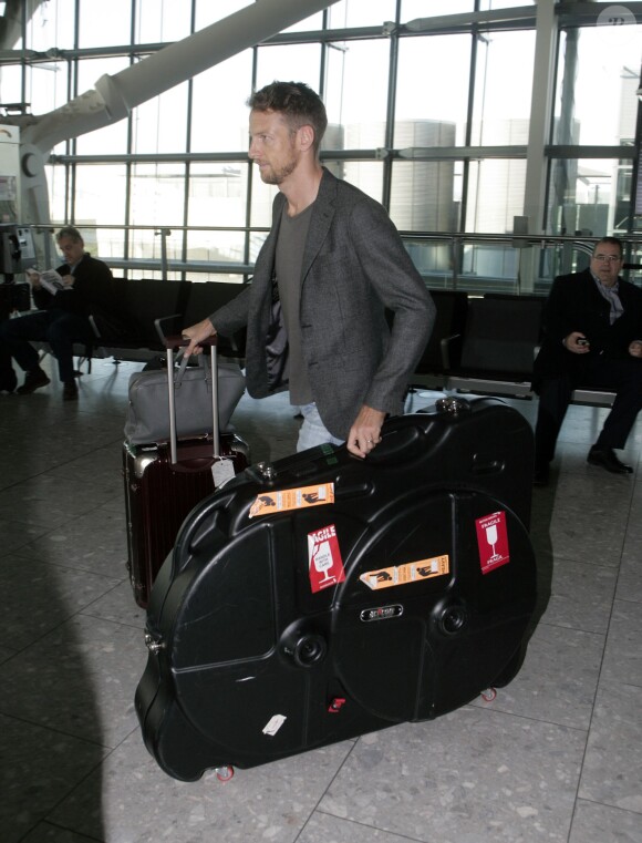 Exclusif - Jenson Button à l'aéroport à Londres, le 1er octobre 2015