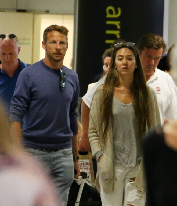 Jenson Button et Jessica Michibata à l'aéroport de Gatwick à Londres, le 10 août 2015