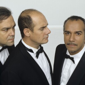 Portrait studio des INCONNUS: de gauche à droite, Didier BOURDON, Bernard CAMPAN et Pascal LEGITIMUS en smoking, posant ensemble le 26 novembre 2001.