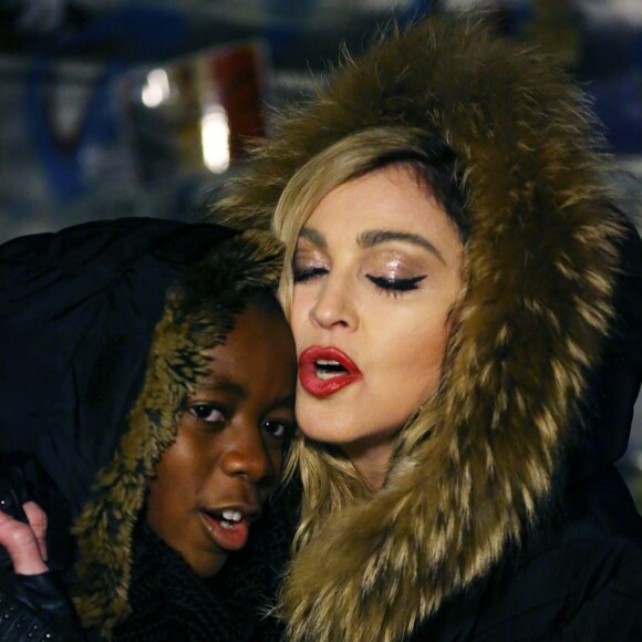 Exclusif - Madonna se recueille avec son fils David Banda sur la place de la République vers 1h00 du matin après son concert à l'AccorHotels Arena (Bercy) à Paris le 9 décembre 2015. Madonna accompagnée de son guitariste a improvisé une prestation en acoustique de Ghosttown, Imagine de John Lennon et son tube Like a Prayer en hommage aux victimes des attentats terroristes de Paris.