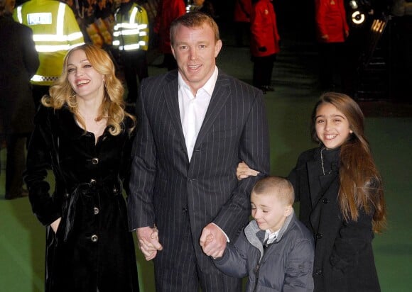 Madonna et Guy Ritchie avec Rocco et Lourdes à Londres le 25 janvier 2007.