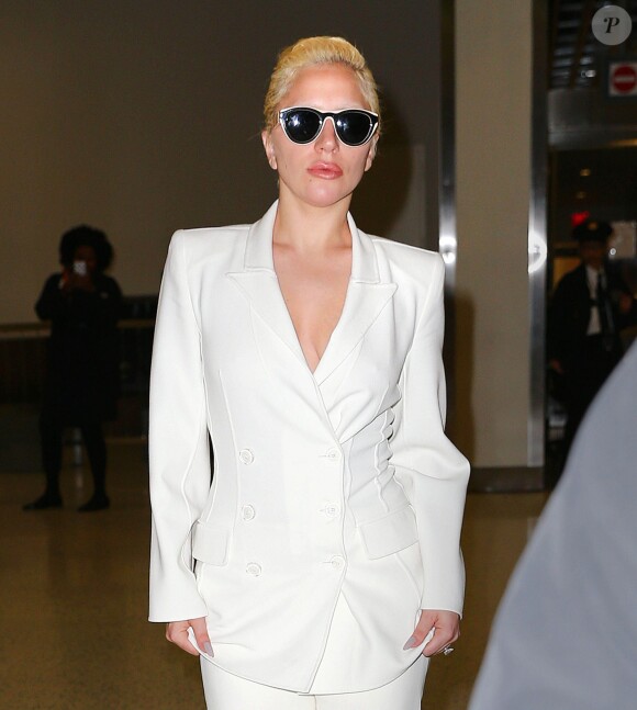 Lady Gaga arrive à l'aéroport de New York. Le 10 décembre 2015