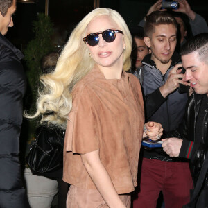 Lady Gaga sort de son appartement pour se rendre à un "TimesTalk", événement auquel la chanteuse participe et qui est organisé par le New York Times, à New York. Le 10 décembre 2015.