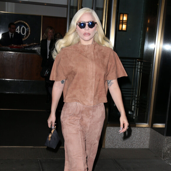 Lady Gaga sort de son appartement pour se rendre à un "TimesTalk", événement auquel la chanteuse participe et qui est organisé par le New York Times, à New York. Le 10 décembre 2015.