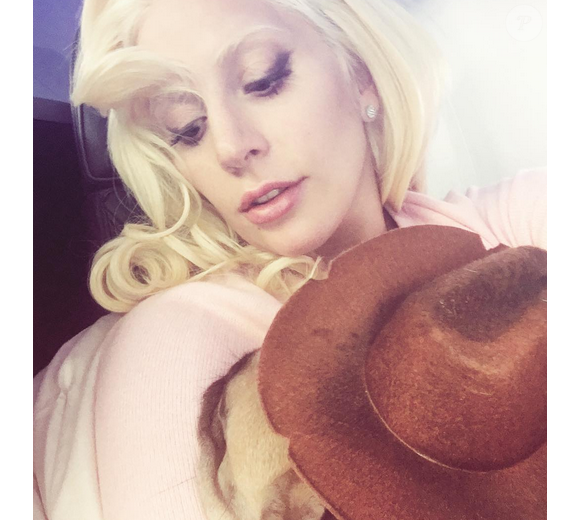 Lady Gaga et son chien déguisé en cow-boy / Photo postée sur le compte Instagram de Lagy Gaga, le 24 décembre 2015.