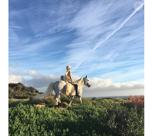 Lady Gaga monte le cheval qu'on lui a offert pour Noël / Photo postée sur le compte Instagram de Lagy Gaga, le 23 décembre 2015.