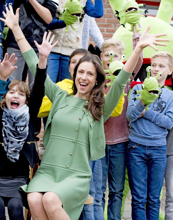 La princesse Viktoria de Bourbon-Parme, enceinte, dans une école de Krimpen aan den IJssel, dans la banlieue de Rotterdam aux Pays-Bas, le 9 novembre 2015 dans le cadre d'une opération caritative en partenariat avec Save the Children, dont elle est la marraine. C'est le jour qu'elle a choisi pour annoncer sa grossesse : elle attend un deuxième enfant avec le prince Jaime pour le milieu d'année 2016.