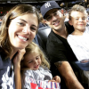 Carson Daly et sa compagne Siri Pinter avec leurs deux grands enfants, Jackson et Etta, à un match des Yankees lors de l'été 2015. Le couple s'est marié le 23 décembre 2015 à Long Island.