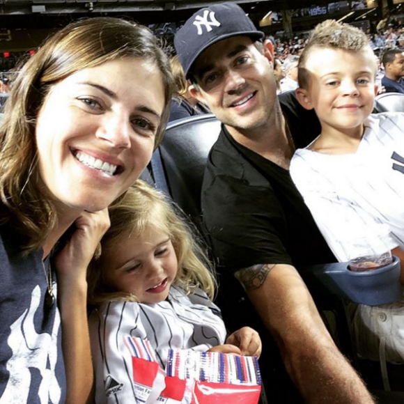 Carson Daly et sa compagne Siri Pinter avec leurs deux grands enfants, Jackson et Etta, à un match des Yankees lors de l'été 2015. Le couple s'est marié le 23 décembre 2015 à Long Island.