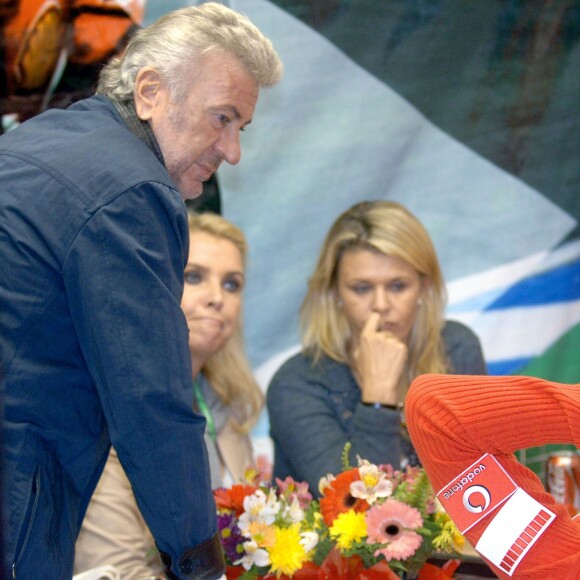 Michael Schumacher (de dos) avec son épouse Corinna (en face de lui, à droite) et son manager Willi Weber en octobre 2006 en marge du Grand Prix du Brésil.