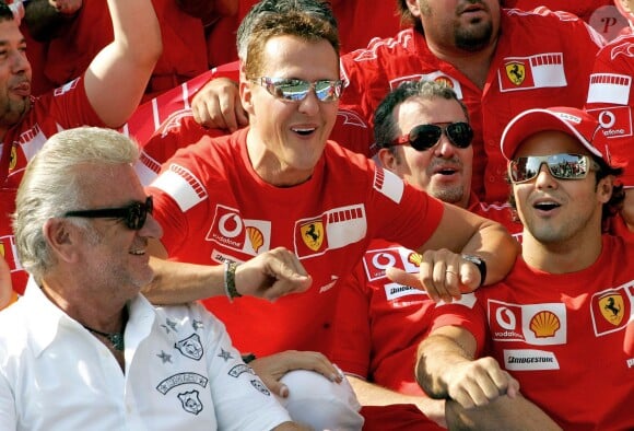 Michael Schumacher et son manageur Willi Weber (à gauche), avec Felipe Massa en juillet 2006 lors du Grand Prix de France.