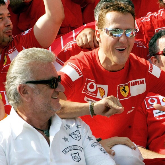 Michael Schumacher et son manageur Willi Weber (à gauche), avec Felipe Massa en juillet 2006 lors du Grand Prix de France.