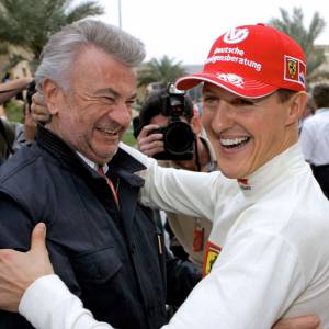 Michael Schumacher et son manager Willi Weber en mars 2006 lors des essais au Grand Prix de Bahrein.