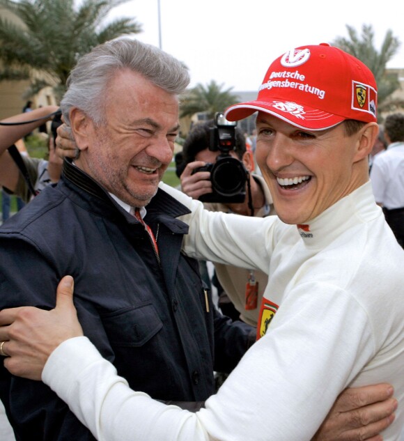 Michael Schumacher et son manager Willi Weber en mars 2006 lors des essais au Grand Prix de Bahrein.